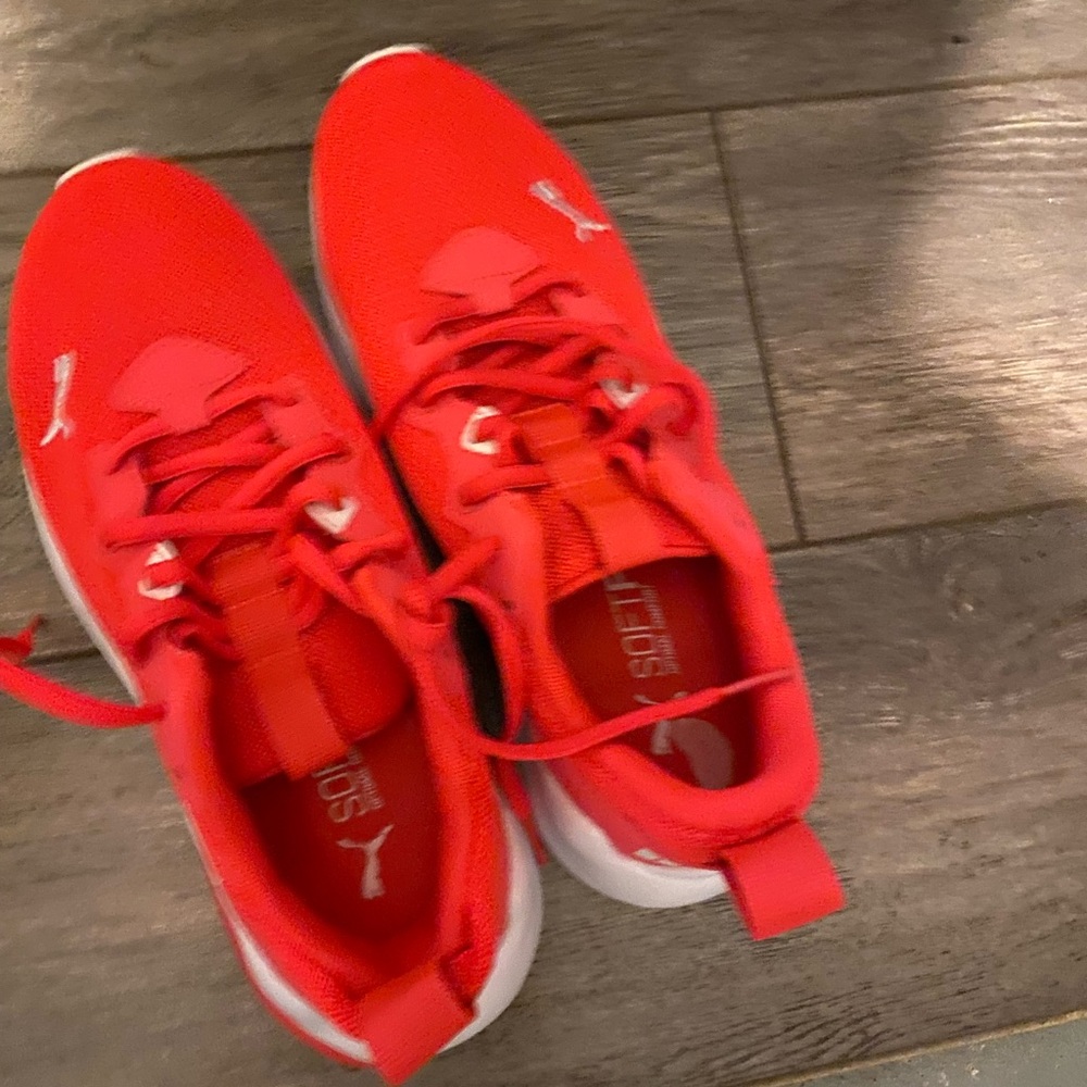 Puma Red Sneakers Sleek Modern Design
